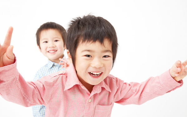 静かにして！　「騒いでしまう男子」を黙らせるママの“奥の手”【3男児ママ考察の育児ポイント】