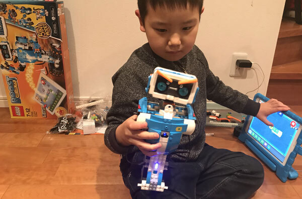 最新のレゴでプログラミングが学べる！　この集中力、勉強でも生かせると良いな～