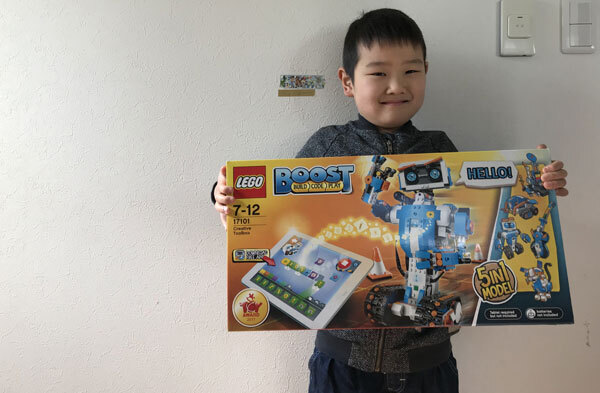 最新のレゴでプログラミングが学べる！　この集中力、勉強でも生かせると良いな～