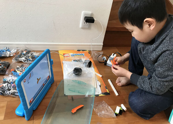 最新のレゴでプログラミングが学べる！　この集中力、勉強でも生かせると良いな～