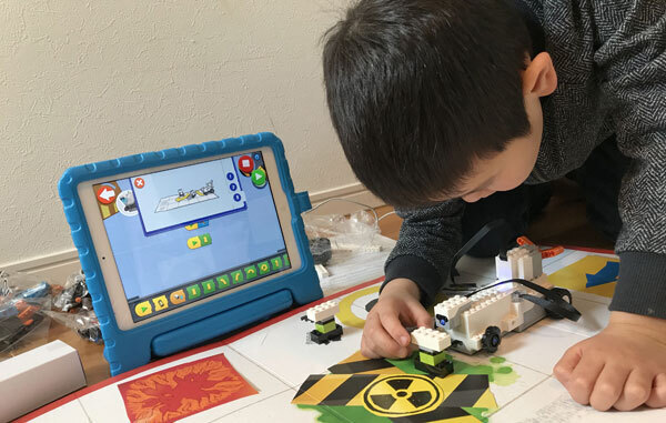 最新のレゴでプログラミングが学べる！　この集中力、勉強でも生かせると良いな～