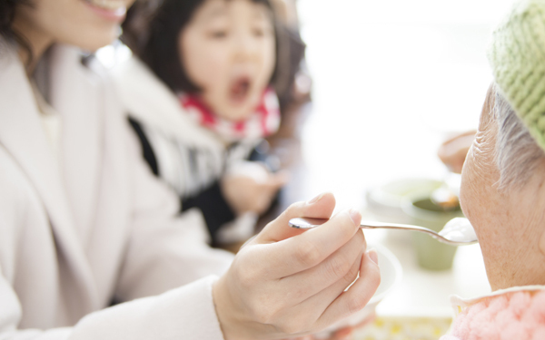 親の介護と育児の「ダブルケア」を体験。保育園、仕事…限界をどう乗り切ったか