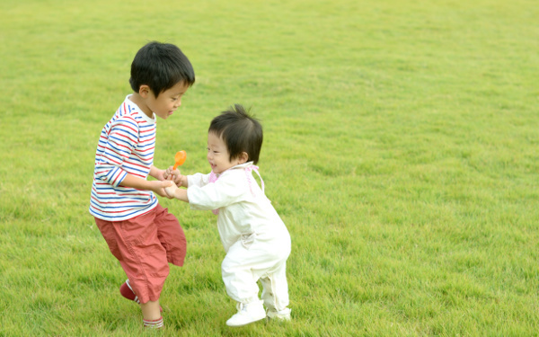 妊娠したら赤ちゃん返り予防を！ 2人目出産時の上の子対策【3男児ママ考察の育児ポイント】