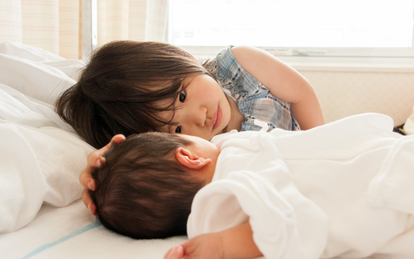 妊娠したら赤ちゃん返り予防を！ 2人目出産時の上の子対策【3男児ママ考察の育児ポイント】