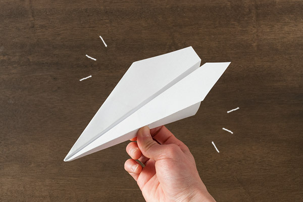 生きているみたい！　どこまでも飛んでいくアクロバット紙飛行機【昔ながらが”今”楽しい！レトロアートレシピ Vol.4】