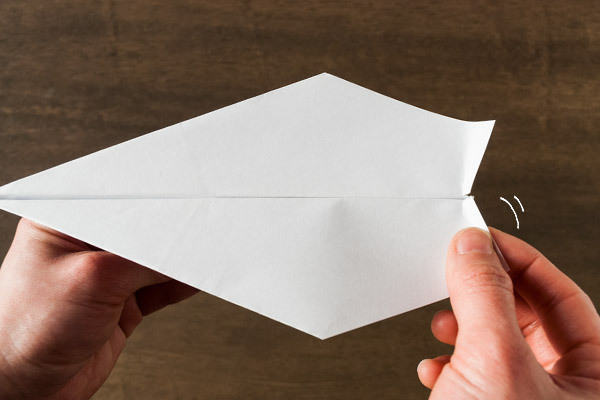 生きているみたい！　どこまでも飛んでいくアクロバット紙飛行機【昔ながらが”今”楽しい！レトロアートレシピ Vol.4】