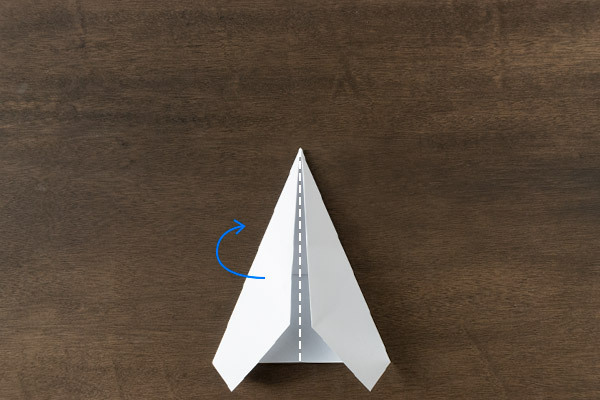 生きているみたい！　どこまでも飛んでいくアクロバット紙飛行機【昔ながらが”今”楽しい！レトロアートレシピ Vol.4】