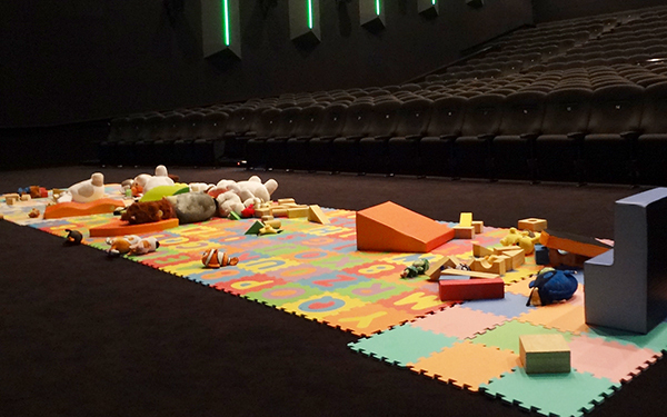 映画館は「行きづらい場所」？　赤ちゃんが泣いてもいい映画館の取り組みとは