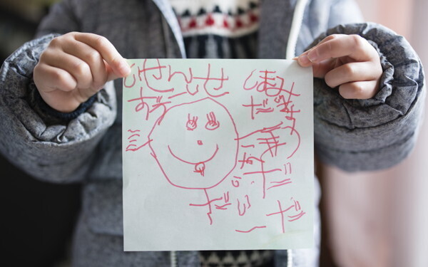 「子どもがきれいな字になる」秘訣は？　字がととのう鉛筆の持ち方と声がけ