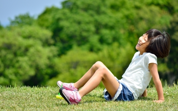 進む校庭の芝生化、実はマイナス面も？　経験者が語る【パパママの本音調査】  Vol.252