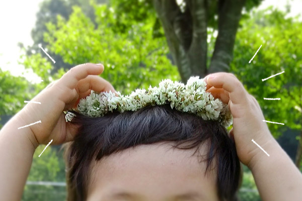 花かんむりの作り方。子どもと一緒にシロツメクサで作ろう！【昔ながらが”今”楽しい！レトロアートレシピ Vol.6】