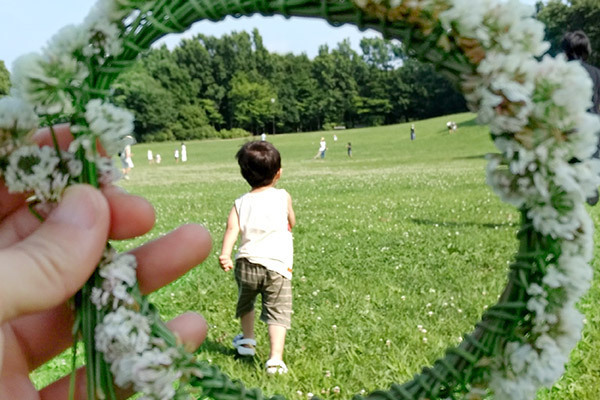 花かんむりの作り方。子どもと一緒にシロツメクサで作ろう！【昔ながらが”今”楽しい！レトロアートレシピ Vol.6】