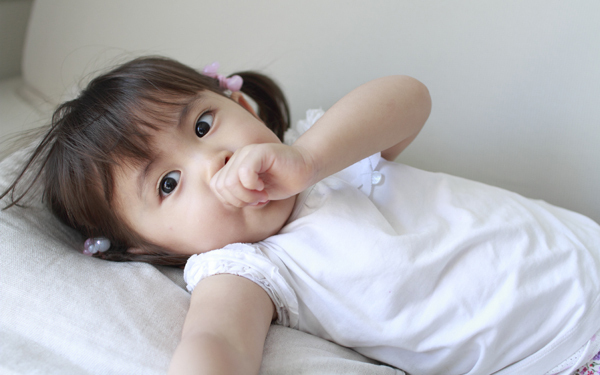 指しゃぶりは愛情不足？ 育て方が悪いの？ママたちの悩みと解決策