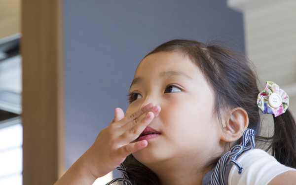 指しゃぶりは愛情不足？ 育て方が悪いの？ママたちの悩みと解決策