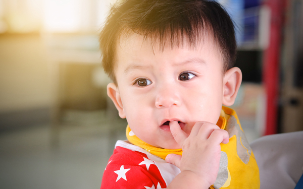 指しゃぶりは愛情不足？ 育て方が悪いの？ママたちの悩みと解決策