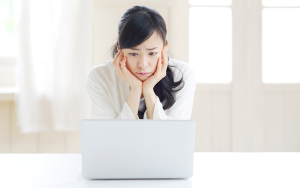 指しゃぶりは愛情不足？ 育て方が悪いの？ママたちの悩みと解決策