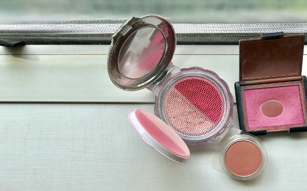 「とりあえずチーク」で大失敗？　ママ好感度を上げる「チークの新常識」