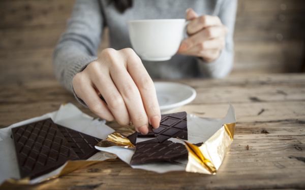アルコール、コーヒー、チョコレート…「これがないと不安…」依存しやすい心の隙間、タイミングは？