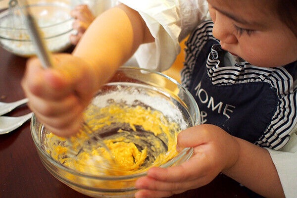 2歳児でも失敗しない！  子どもが一人で作れる「カップケーキ」のレシピ【子どもに料理を教えたい！  Vol.3】