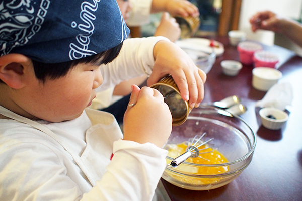 2歳児でも失敗しない！  子どもが一人で作れる「カップケーキ」のレシピ【子どもに料理を教えたい！  Vol.3】