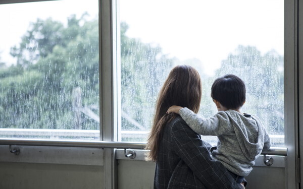 梅雨ストレス「雨で外に出かけられない！」元気な子どもと1日、どう過ごす？