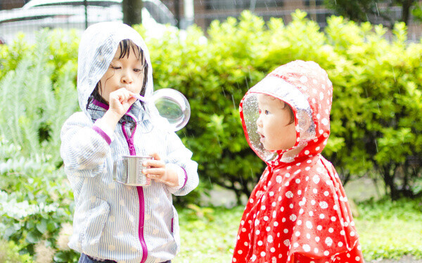梅雨だから出かけよう！　子どもと一緒に「雨だからできる遊び、おでかけのコツ」