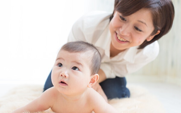 朝一番の幸せスキンシップ「気持ちいいね！」親子で“ふれあいマッサージ”