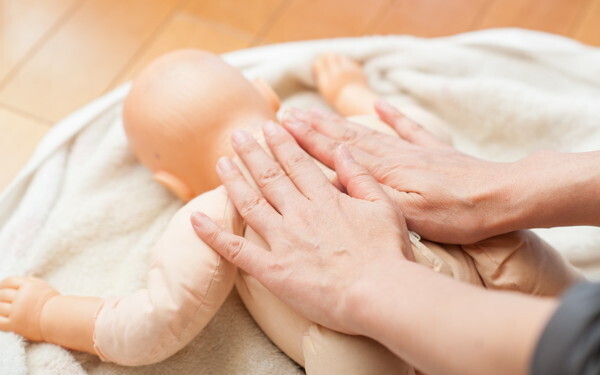 朝一番の幸せスキンシップ「気持ちいいね！」親子で“ふれあいマッサージ”