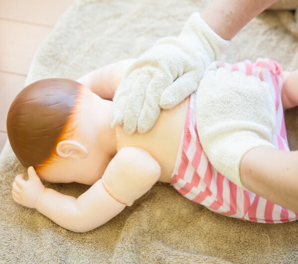 朝一番の幸せスキンシップ「気持ちいいね！」親子で“ふれあいマッサージ”