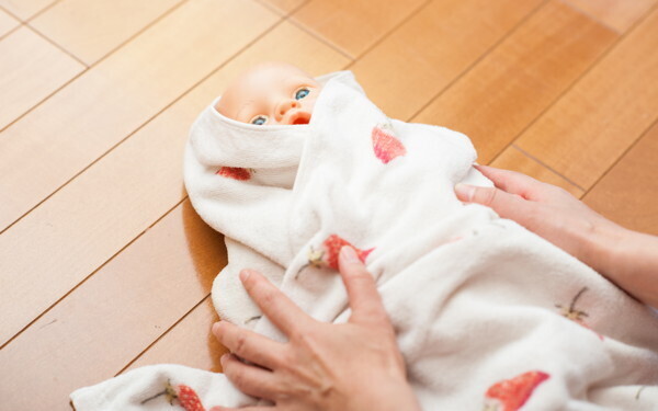 朝一番の幸せスキンシップ「気持ちいいね！」親子で“ふれあいマッサージ”