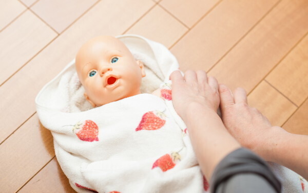 朝一番の幸せスキンシップ「気持ちいいね！」親子で“ふれあいマッサージ”