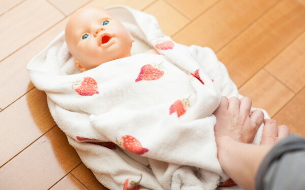 朝一番の幸せスキンシップ「気持ちいいね！」親子で“ふれあいマッサージ”