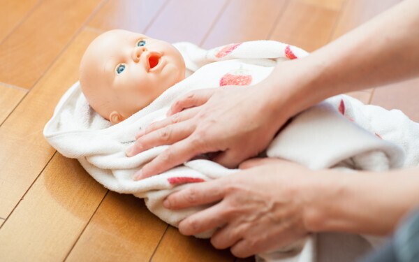 朝一番の幸せスキンシップ「気持ちいいね！」親子で“ふれあいマッサージ”