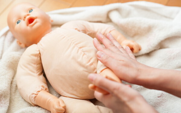 朝一番の幸せスキンシップ「気持ちいいね！」親子で“ふれあいマッサージ”