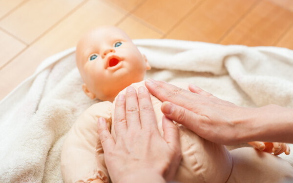 朝一番の幸せスキンシップ「気持ちいいね！」親子で“ふれあいマッサージ”