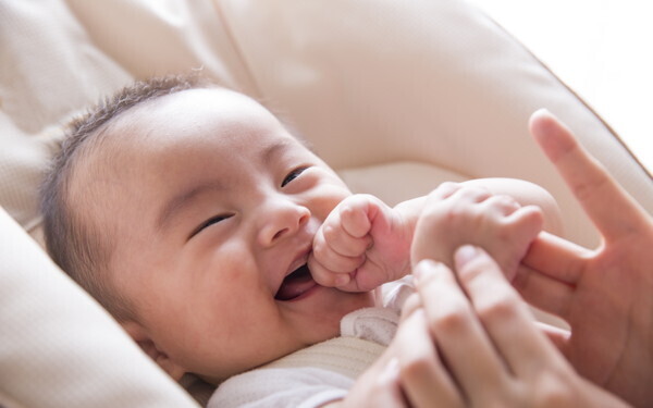 朝一番の幸せスキンシップ「気持ちいいね！」親子で“ふれあいマッサージ”