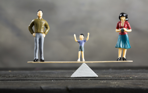 家では話さない夫「家の空気が重くなる…」正しい妻の対処法は？