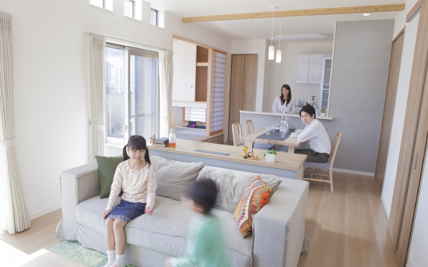 家では話さない夫「家の空気が重くなる…」正しい妻の対処法は？