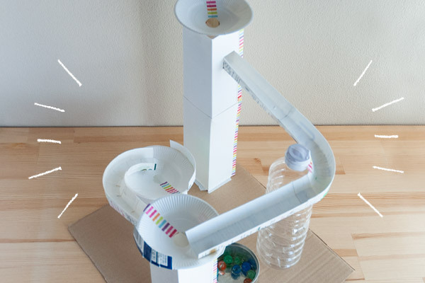 ビー玉コースターの簡単な作り方。雨の日の家遊びにも【昔ながらが”今”楽しい！レトロアートレシピ Vol.8】