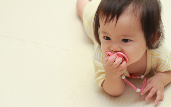 おしゃぶり・指しゃぶりも原因の一つ？「将来、4人に1人が○○に…」知りたい赤ちゃんの“口腔ケア”