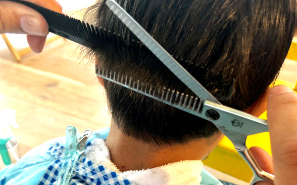 男の子のおうちヘアカット「失敗しない」ママでもできる“たったこれだけ4ステップ”