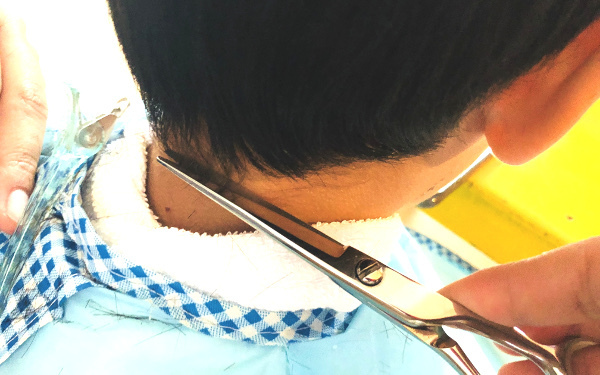 男の子のおうちヘアカット「失敗しない」ママでもできる“たったこれだけ4ステップ”