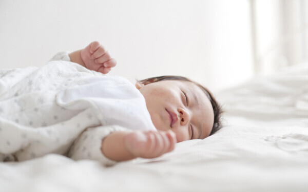 夜泣きしないようにするためには？ ぐっすり眠ってもらうための方法は「専門書」【ママがラクになる“赤ちゃんの寝かしつけ” 第1回】