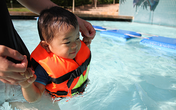 水の事故から命を守るためにライフジャケット以外に必要なモノとは【水の事故から子どもを守る！ 第2回】
