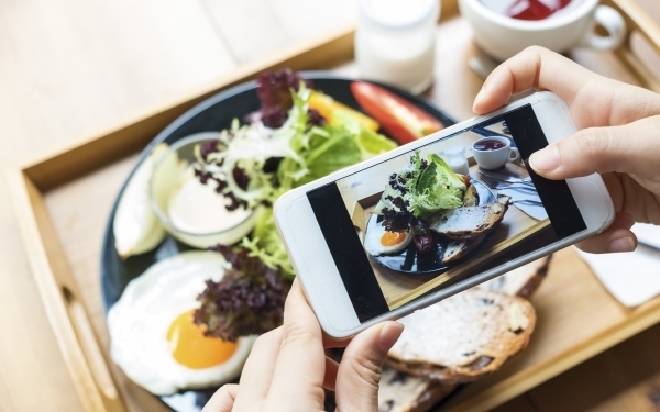 料理写真を撮るタイミングは…？　意外と多かった●●に送るという声【パパママの本音調査】  Vol.285