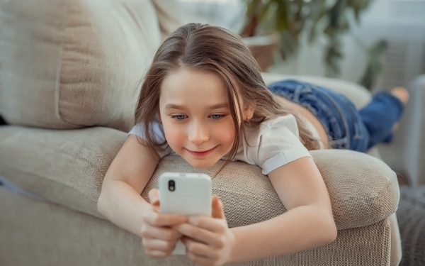 子どものスマホ料金はいつまで親が払うべき？　【パパママの本音調査】  Vol.286