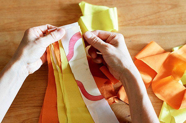 ホコリを溜めない部屋に！ 着物のハギレで作る「はたき」の作り方