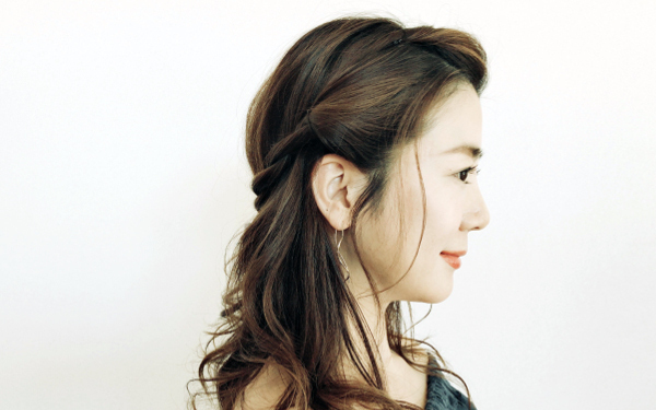 若作りに見えない時短ヘアアレンジ「3ステップで作るハーフアップ」