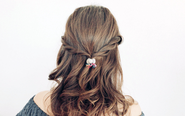 若作りに見えない時短ヘアアレンジ「3ステップで作るハーフアップ」