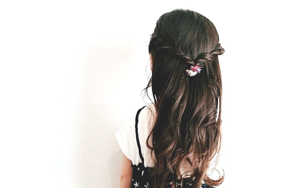 若作りに見えない時短ヘアアレンジ「3ステップで作るハーフアップ」